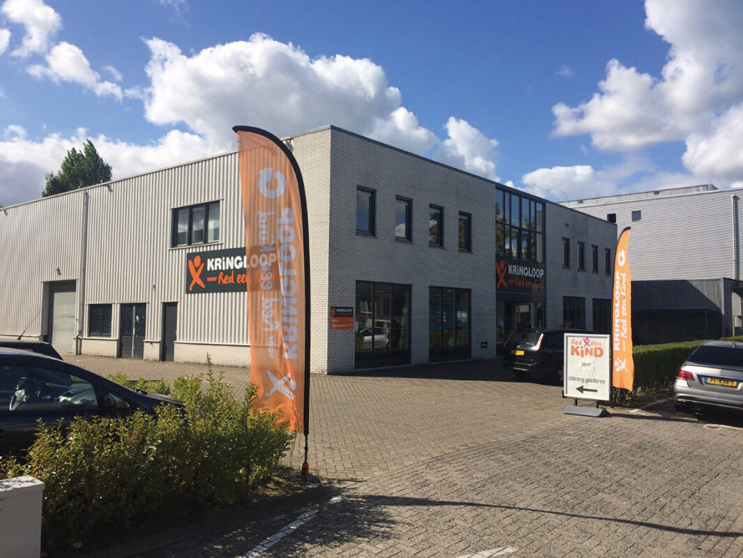 Entree en gevel Kringloop voor Red een Kind Amersfoort