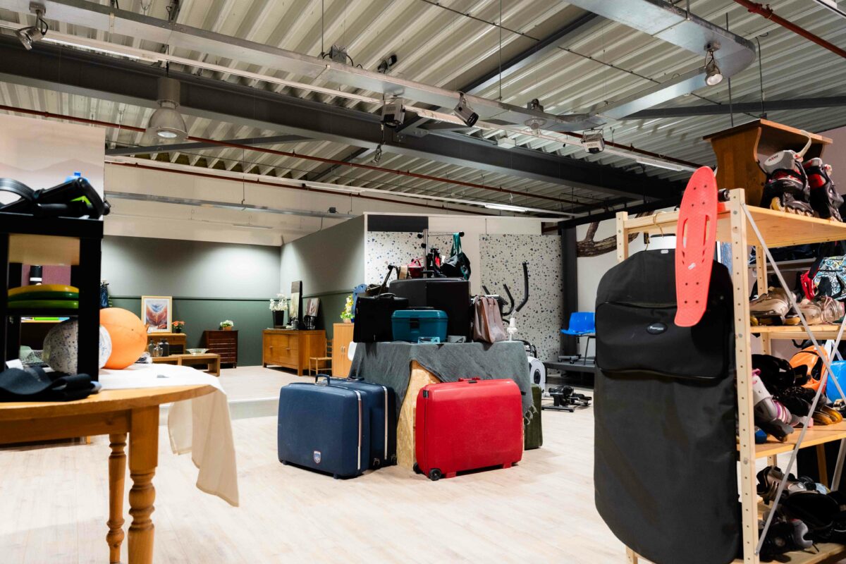 Tweedehands koffers en reisspullen in de kringloopwinkel in Kampen