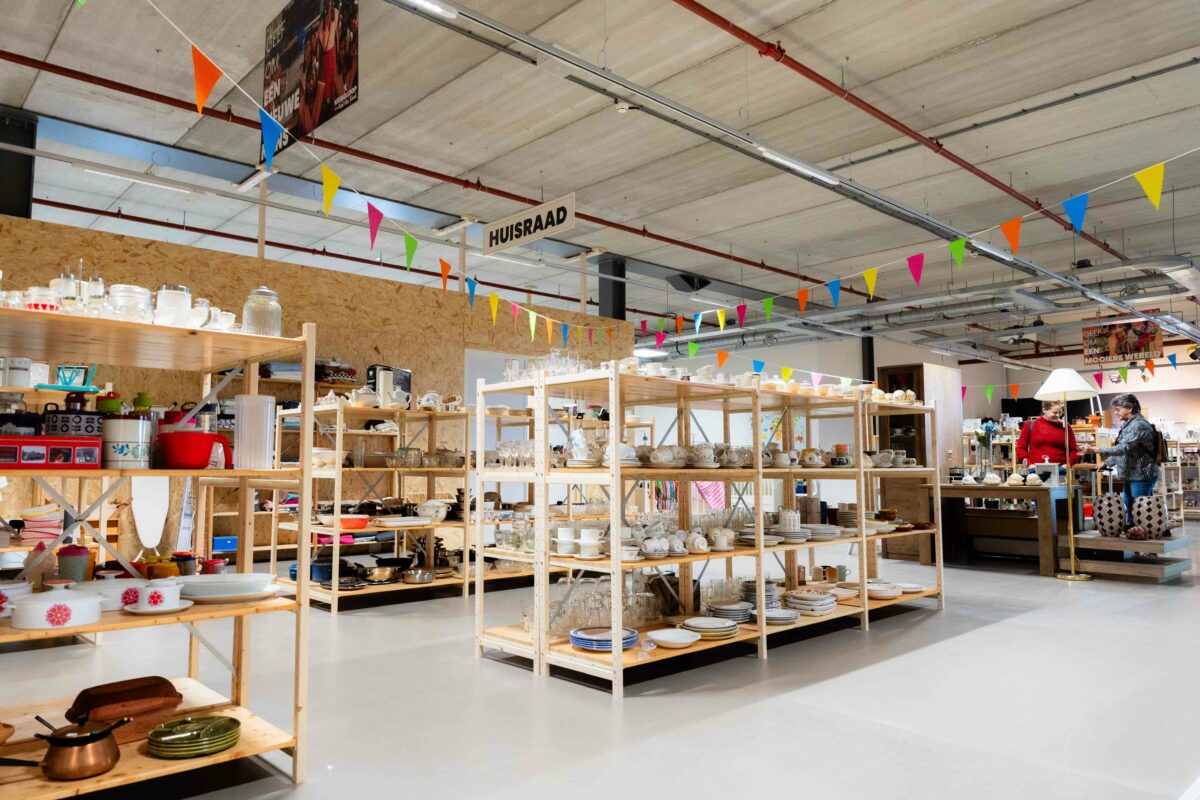 Tweedehands spullen in de kringloopwinkel in Kampen