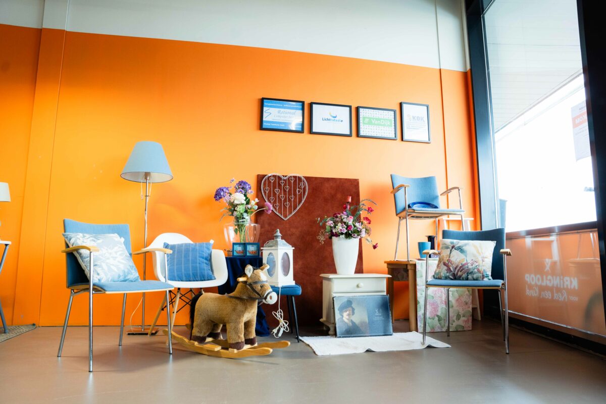 Vintage lamp en stoel in kringloopwinkel Kampen