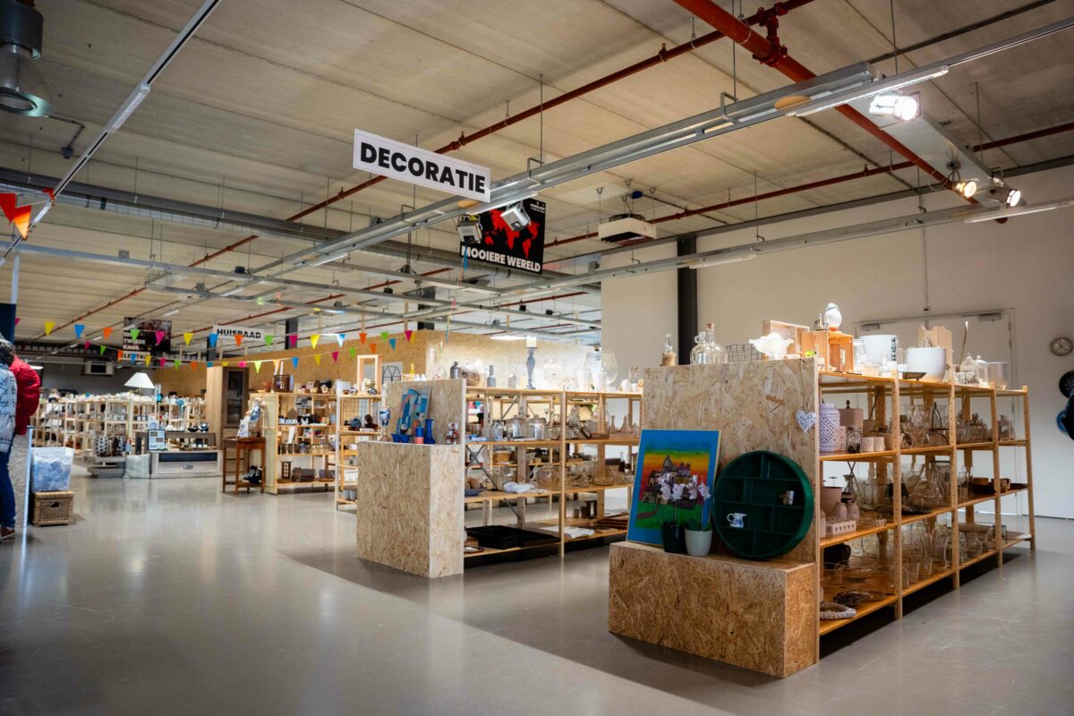 Vintage spullen in nieuwe kringloopwinkel Kampen